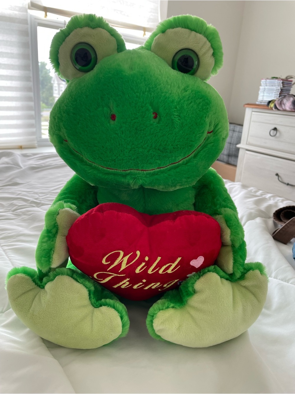 Green Plush Frog Holding Red Heart Plush - Cute Reptile Toy